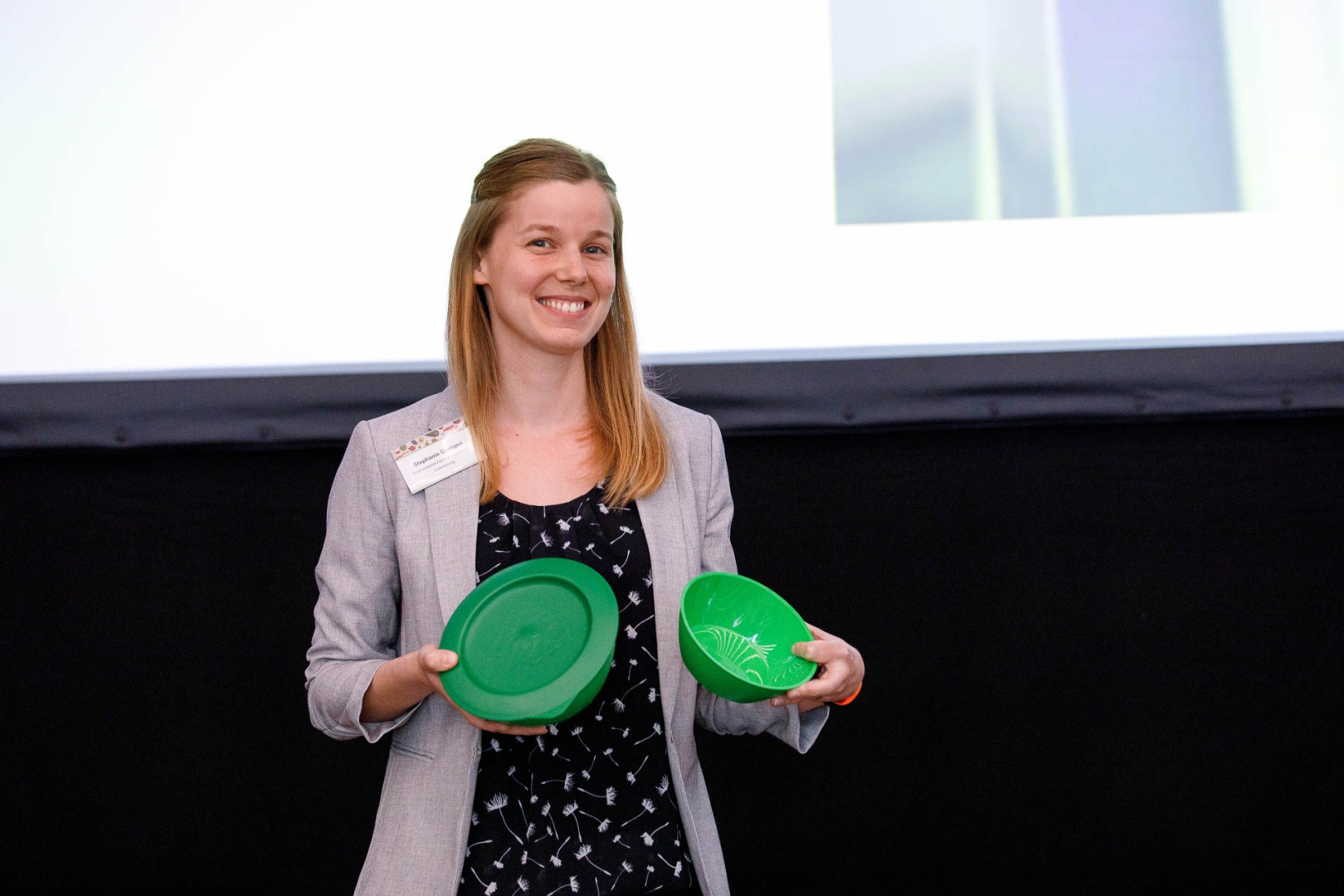 Stephanie Goergen received the first prize for the Ecobox on behalf of the Luxemburgish Government. The Ecobox is a reusable box that is nationally available in many restaurants, canteens and municipalities and that works as a deposit system. Stephanie Goergen received the first prize for the Ecobox on behalf of the Luxemburgish Government. The Ecobox is a reusable box that is nationally available in many restaurants, canteens and municipalities and that works as a deposit system.